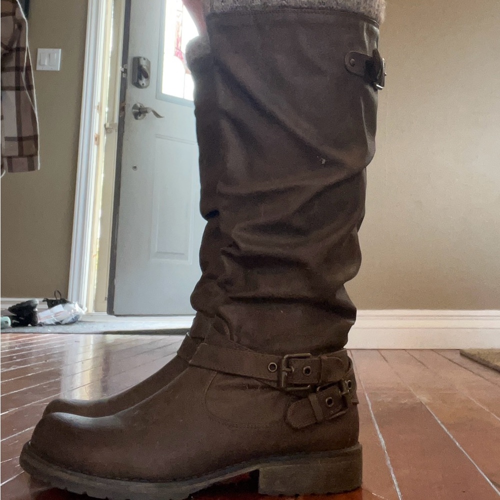 Very nice, wider calf women’s boots. Very comfortable. - Picture 4 of 5
